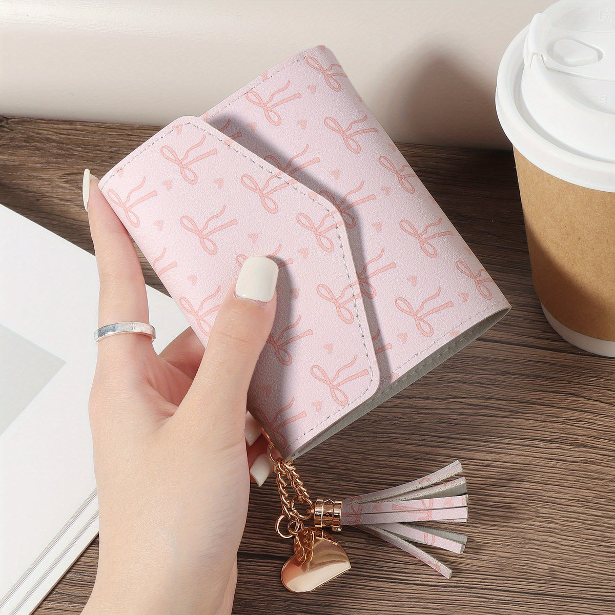 محفظة وردية أنيقة مع شرابة على شكل قلب، تصميم مزدوج الطي، فتحات متعددة للبطاقات ونافذة للهوية - مثالية للسفر والمدرسة والاستخدام اليومي