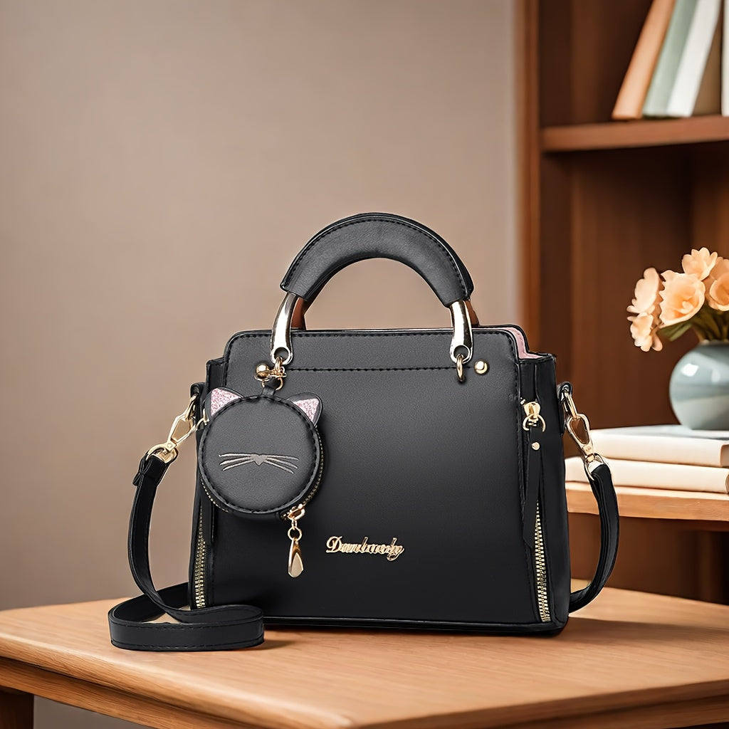 حقيبة توت سوداء أنيقة مع حزام قابل للتعديل وسحر القط – حقيبة كتف وكتف متعددة الاستخدامات للنساء، مثالية للتنقل والخروجات العادية، حقيبة كتف صغيرة