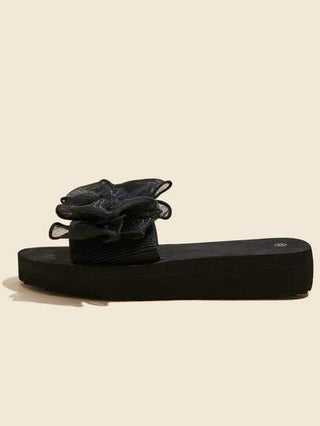 حذاء سلايد بنعل سميك ومزين بربطة فراشة