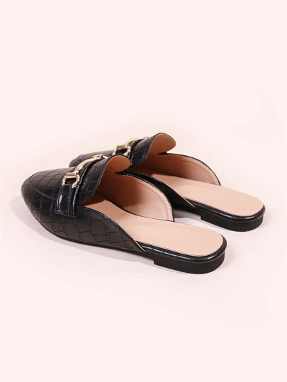 حذاء نسائي أنيق أسود مسطح مزين بحبل الحصان ومطبع عليه نمط تمساح فضي نقي