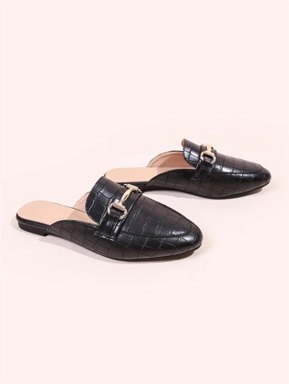 حذاء نسائي أنيق أسود مسطح مزين بحبل الحصان ومطبع عليه نمط تمساح فضي نقي