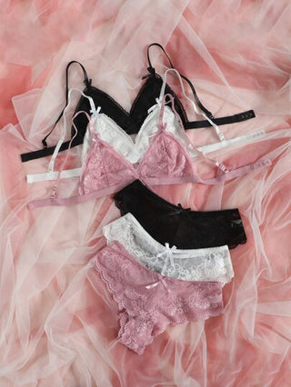 Shein Underwear&Sleepwear Basics 3مجموعات ملابس داخلية كاملة مثيرة مكونة من حمالة صدر وسروال مزينة بشريط أزهار وفيونكات