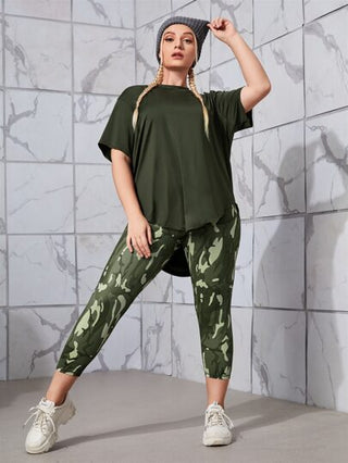 SHEIN Sport Studio مجموعة ملابس تمرين للنساء مقاسات كبيرة مكونة من بلوزة رياضية من القماش المنفذ للهواء والمطاطي مع سروال رياضي