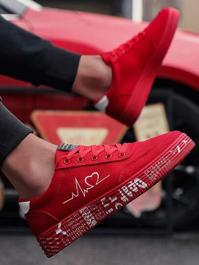 حذاء سكيت برباط امامي بجرافيك عبارة