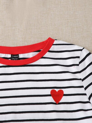EZwear تي شيرت مطرز قلب بألوان متباينة وخطوط سوداء وبيضاء بأكمام قصيرة مناسب
