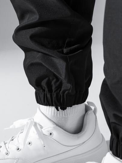 Manfinity Hypemode سروال رجالي واسع مريح بجيوب بطية ، خصر برباط جانبي، في اللون الأسود السادة الطويل الذهاب للخارجة