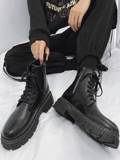 بوت سوداء صلبة للرجال مع ربطات الأحذية ، مناسب مع السترة ، مناسب مع السراويل ذات السحاب الجانبي والشريحة السميكة، ملابس الشارع للرجال