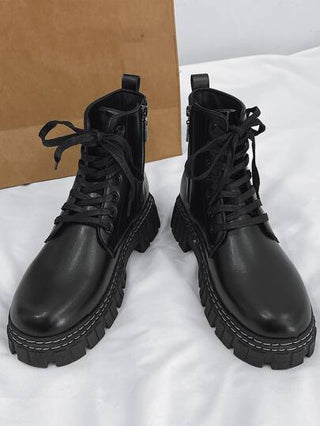 بوت سوداء صلبة للرجال مع ربطات الأحذية ، مناسب مع السترة ، مناسب مع السراويل ذات السحاب الجانبي والشريحة السميكة، ملابس الشارع للرجال