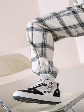 أحذية سكيت أسود و أبيض بطباعة أحرف ألوان متباينة امرأة