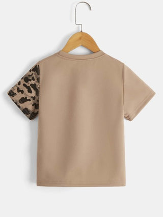 SHEIN تي شيرت تي شيرت برقبة طاقم أكمام قصيرة وبطبعة جلد النمر للأولاد الصغار ، ملابس كاجوال للارتداء اليومي، مناسب للصيف
