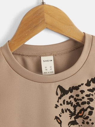 SHEIN تي شيرت تي شيرت برقبة طاقم أكمام قصيرة وبطبعة جلد النمر للأولاد الصغار ، ملابس كاجوال للارتداء اليومي، مناسب للصيف