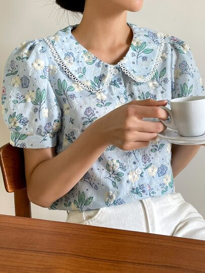 DAZY قميص بيتر بان ياقة بخيوط تطريز زهرية وأكمام منتفخة