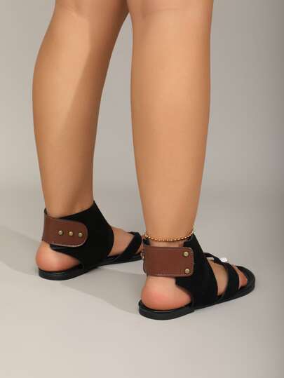 أسود موحد اللون جلد سويدي جزمة صنادل مع برشام زخارف