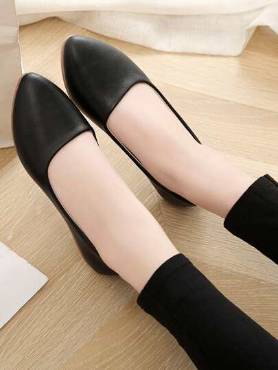 أحذية نسائية سوداء كاجوال مريحة ومنبسطة بسطح ناعم وتصميم مضاد للإرهاق، مناسبة للمقابلات والملابس الرسمية للعمل، يمكن إقرانها بسهولة مع الزي الرسمي