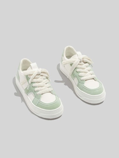 أحذية رياضية كاجوال نسائية، أحذية رياضية جلدية بتفاصيل لاصقة للربيع والصيف الجديدة والأزياء الخارجية المتعددة الاستخدامات بنعل مسطح وفتحة دائرية