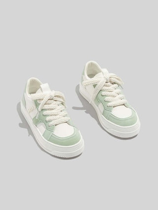 أحذية رياضية كاجوال نسائية، أحذية رياضية جلدية بتفاصيل لاصقة للربيع والصيف الجديدة والأزياء الخارجية المتعددة الاستخدامات بنعل مسطح وفتحة دائرية