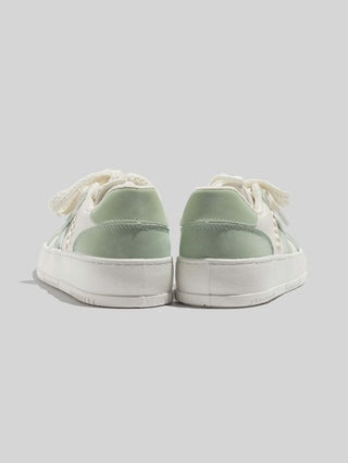 أحذية رياضية كاجوال نسائية، أحذية رياضية جلدية بتفاصيل لاصقة للربيع والصيف الجديدة والأزياء الخارجية المتعددة الاستخدامات بنعل مسطح وفتحة دائرية