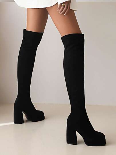 بوت طويلة ضيقة تمتد حتى الفخذ، مصنوعة من الجلد الأسود الحجرة تلبس مع السترة المشدودة ،مرنة وقابلة للتمدد والجذب