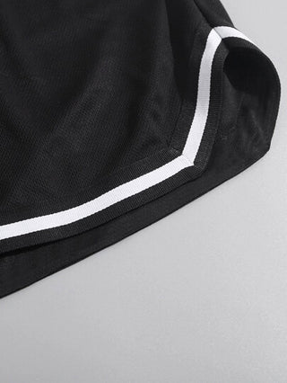 Manfinity Sporsity شورت رياضي للرجال بخصر برباط وتفصيل مخطط بالحروف الأبجدية مع شعارشيكاغو بلون أسود عادي