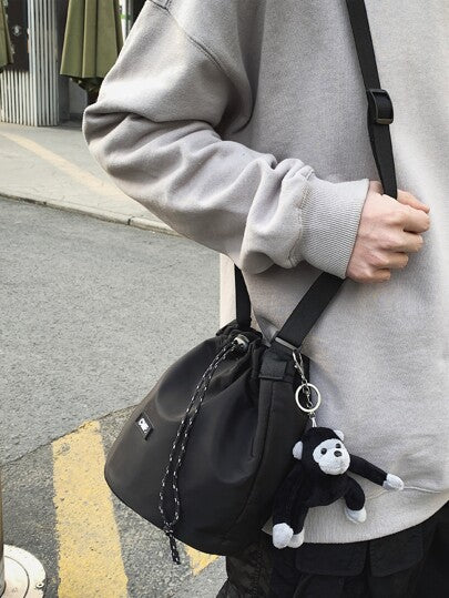 حقيبة كتف صغيرة عاكسة للموضة للرجال، مزينة بأكسسوارات طريفة، هدايا للسفر والإجازات، تصميم جيب وسحاب كتف، متعددة الاستخدامات كحقيبة لابتوب أو للطلاب أو للتخييم ذات سعة كبيرة، حقيبة هولدال جلدية سوداء للسفر والإجازة