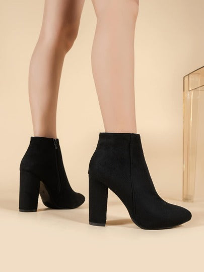 بوت سيدات ذات كعب متسع من الأعلى و سحاب جانبي باللون الأسود، بوت أنيقة ذات رؤوس سهمية على الشكل الكلاسيكي