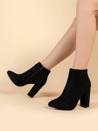 بوت سيدات ذات كعب متسع من الأعلى و سحاب جانبي باللون الأسود، بوت أنيقة ذات رؤوس سهمية على الشكل الكلاسيكي