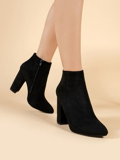 بوت سيدات ذات كعب متسع من الأعلى و سحاب جانبي باللون الأسود، بوت أنيقة ذات رؤوس سهمية على الشكل الكلاسيكي