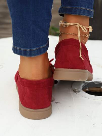 أحذية سبور مسطحة بنوعية متينة وغير انزلاقية، بألوان سادة وبأربطة