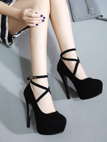 أحذية كعب عالي بفتحة أمامية بيضاء مع سلسلة لؤلؤية مفرغة وشريط خلفي بعقدة فراشة، تتناسب مع فساتين بيضاء/سوداء، طراز عصري متعدد الاستخداماترمضان