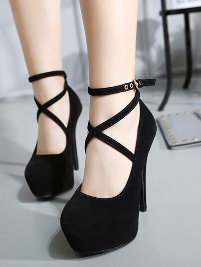 أحذية كعب عالي بفتحة أمامية بيضاء مع سلسلة لؤلؤية مفرغة وشريط خلفي بعقدة فراشة، تتناسب مع فساتين بيضاء/سوداء، طراز عصري متعدد الاستخداماترمضان