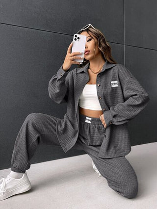 طقم حريمي قطعتين EZwear جاكيت رمادي برباط مرن في الخصر مع سروال رياضي مخطط تفصيل أحرف الأبجدية