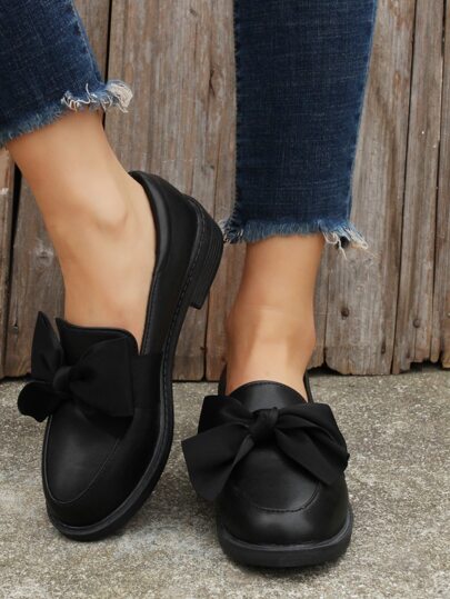 حذاء سهل الانزلاق بدون كعب وزخرفة القوس ،حذاء جلدي أسود مطفأ مع زهرة لطيفة للنساء في الربيع والخريف المناسب للعمل والتسوق والطالبات