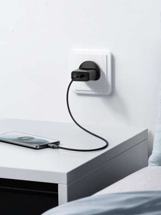 UGREEN شاحن حائط يو جرين سريع 18 واط بتقنية 3.0 متوافق مع هواتف أيفون وسامسونج والاندرويد، مناسب للسفر والمكتب والكلية والمنزل