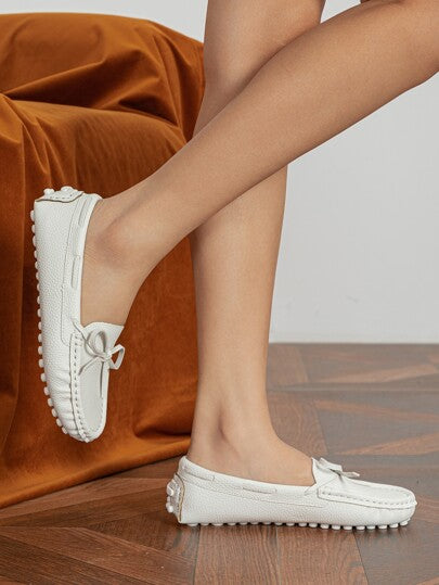 نساء أبيض مزخرف بعقدة الفراشة حذاء لوفر مسطح , بريبي باصابع قدم دائري أحذية مسطحة