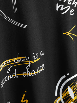 Manfinity LEGND تيشرت رجالي يلائم العنق المستدير وذو أكمام قصيرة، بطبعات الجرافيتي المضحكة، مناسب للإطلالات الكاجوال خلال فصل الصيف، مصنوع من البوليستر.