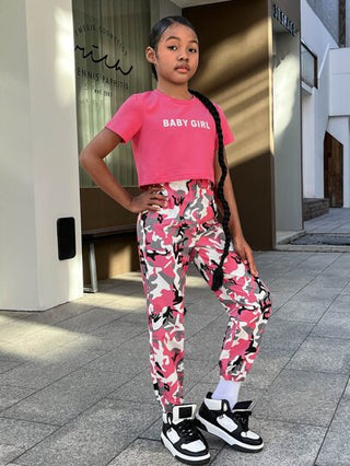 girls-sets تي شيرت برسوم حرف واحدة/فتاة مراهقة وبنطال طبعة كامو واحدة