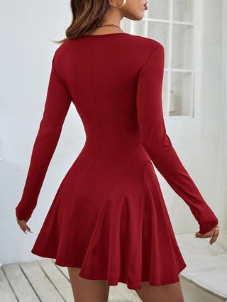 PETITE فستان مصمّم بقصّة ضيّقة من الأعلى وتوسّعة تدريجية من Taydaer القصيرة