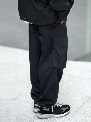 Manfinity EMRG بنطال كارجو أسود بقياس كبير للرجال، ذو أرجل مستقيمة، وخصر مطاطي برباط، بجيوب، وتفصيل مزين برسمة حرف واضحة، مناسب للخروج