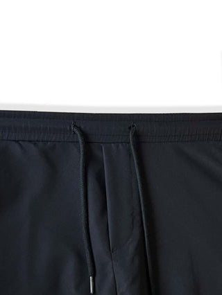 Manfinity EMRG بنطال كارجو أسود بقياس كبير للرجال، ذو أرجل مستقيمة، وخصر مطاطي برباط، بجيوب، وتفصيل مزين برسمة حرف واضحة، مناسب للخروج