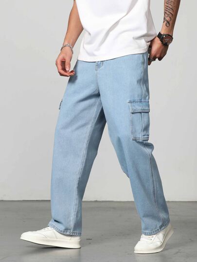 Manfinity EMRG بنطلون جينز قماشي فضفاض للرجال ذو جيوب كبيرة على الجانبين باللون الأزرق الفاتح المغسول، مناسب كهدية لزوجك أو صديقك