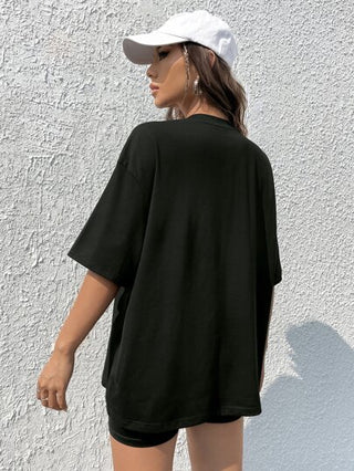 EZwear تي شيرت تي شيرت أنثوي كاجوال أسود بأكمام قصيرة وياقة مستديرة ، مزخرف بطباعة أرقام وحروف إنجليزية بيضاء مناسب للصيف