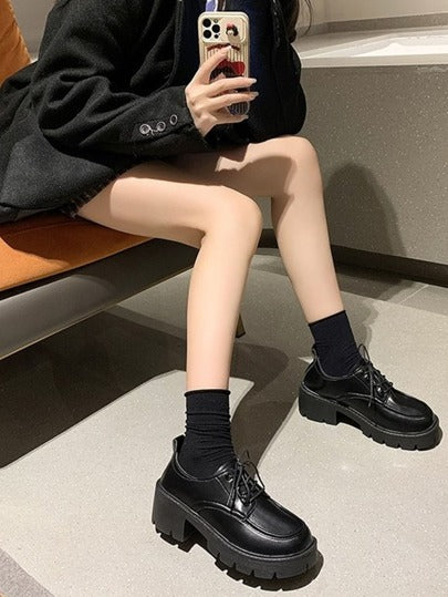 حذاء أكسفورد بمنصة ربط أمامي للنساء، حذاء مريح بإبزيم عريض ونعل سميك يوفر راحة عالية ويتميز ببساطته العصرية