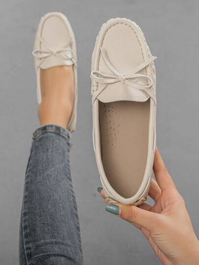 صندل قيادة منبسط أسود بطرف مستدير عصري للنساء، مناسب لجميع الفصول