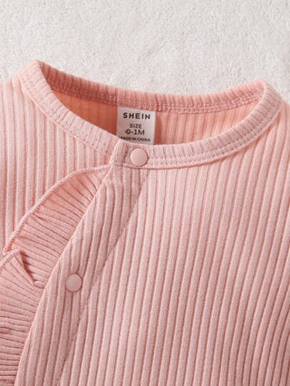 SHEIN مولود جديد للاطفال 2 قطع مقلم بكشكش أزرار أمامية جمبسوت نوم و 2 قطع اكسسوارت قبعة
