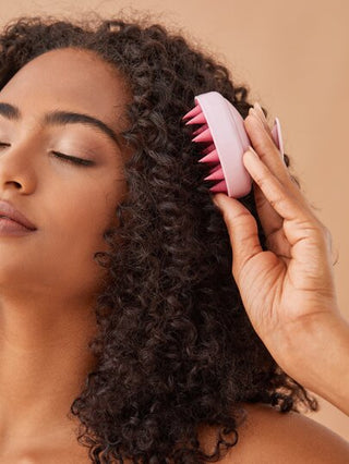 SHEIN Basic living قطعة واحدة فرشاة تدليك فروة الرأس وفرشاة لغسل الشعر ذات شعيرات سيليكون ناعمة، لاستخدام الرطب والجاف، مع حقيبة، ومنظم، وتخزين وكبكات شعر