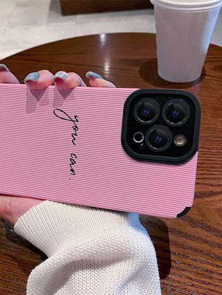 حافظة هاتف جرافيكس بحرف ابتداءا من Apple وباللون الوردي متوافقة مع iPhone 11، iPhone 13، iPhone 14 برو ماكس