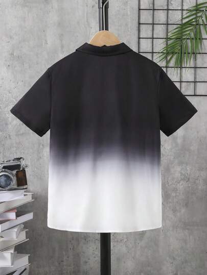 SHEIN قميص قصير الأكمام نسيج مزخرف بطباعة مائلة باللونين مفتوح الياقة وأزرار للفتى المراهق خلال العطلة