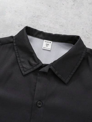 SHEIN قميص قصير الأكمام نسيج مزخرف بطباعة مائلة باللونين مفتوح الياقة وأزرار للفتى المراهق خلال العطلة