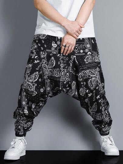 Manfinity Hypemode سروال رجالي بقصة فضفاضة مزخرف بطبعة Paisley وخصر عالي وأرجل واسعة ومدببة بلون أسود خالص للخروجات