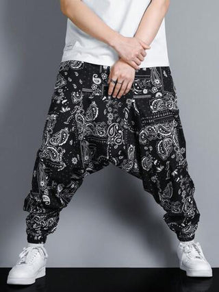 Manfinity Hypemode سروال رجالي بقصة فضفاضة مزخرف بطبعة Paisley وخصر عالي وأرجل واسعة ومدببة بلون أسود خالص للخروجات